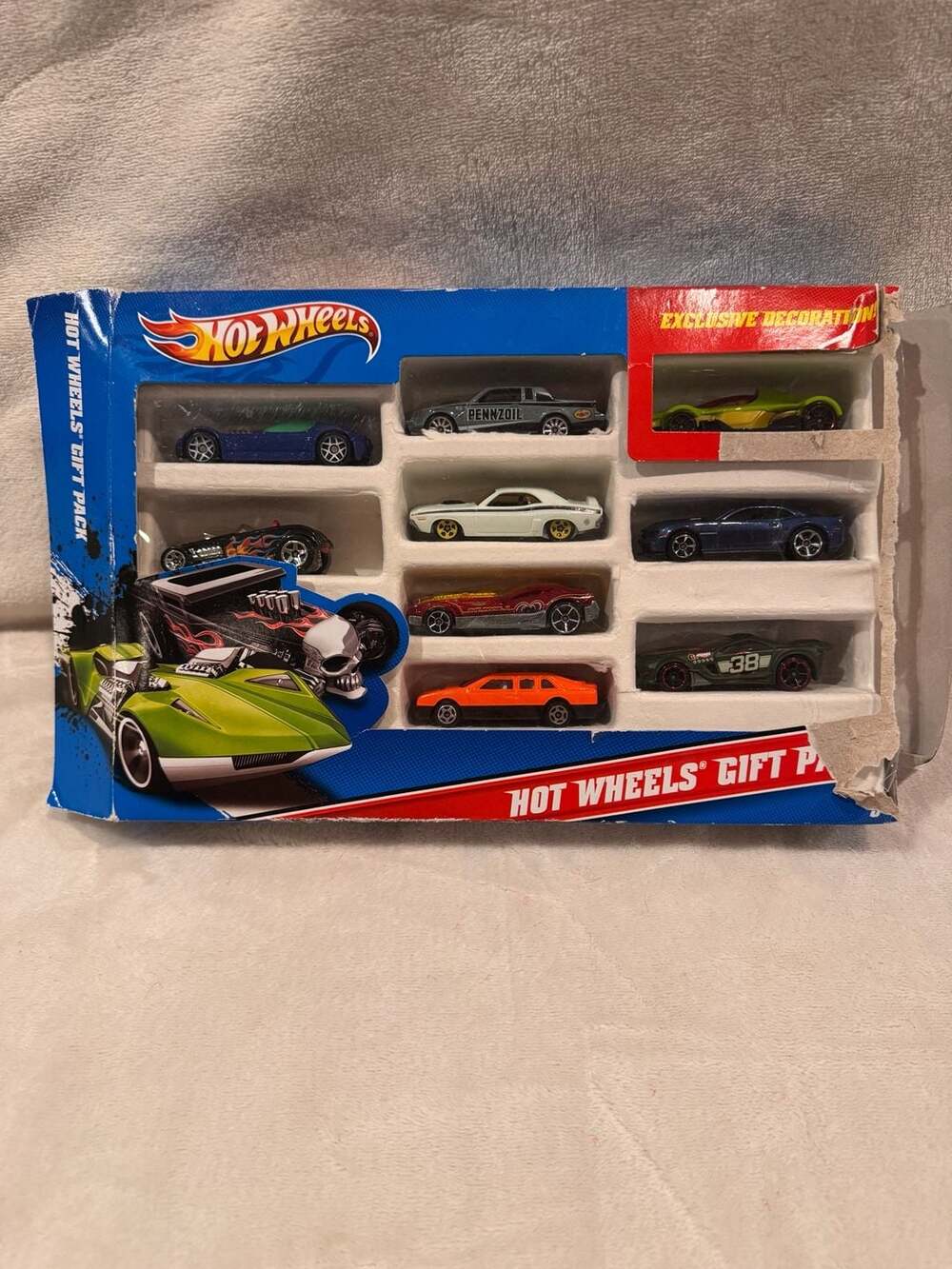 Hot Wheels 9-Car Gift Pack With Exclusive Decoration Diecast Assortment